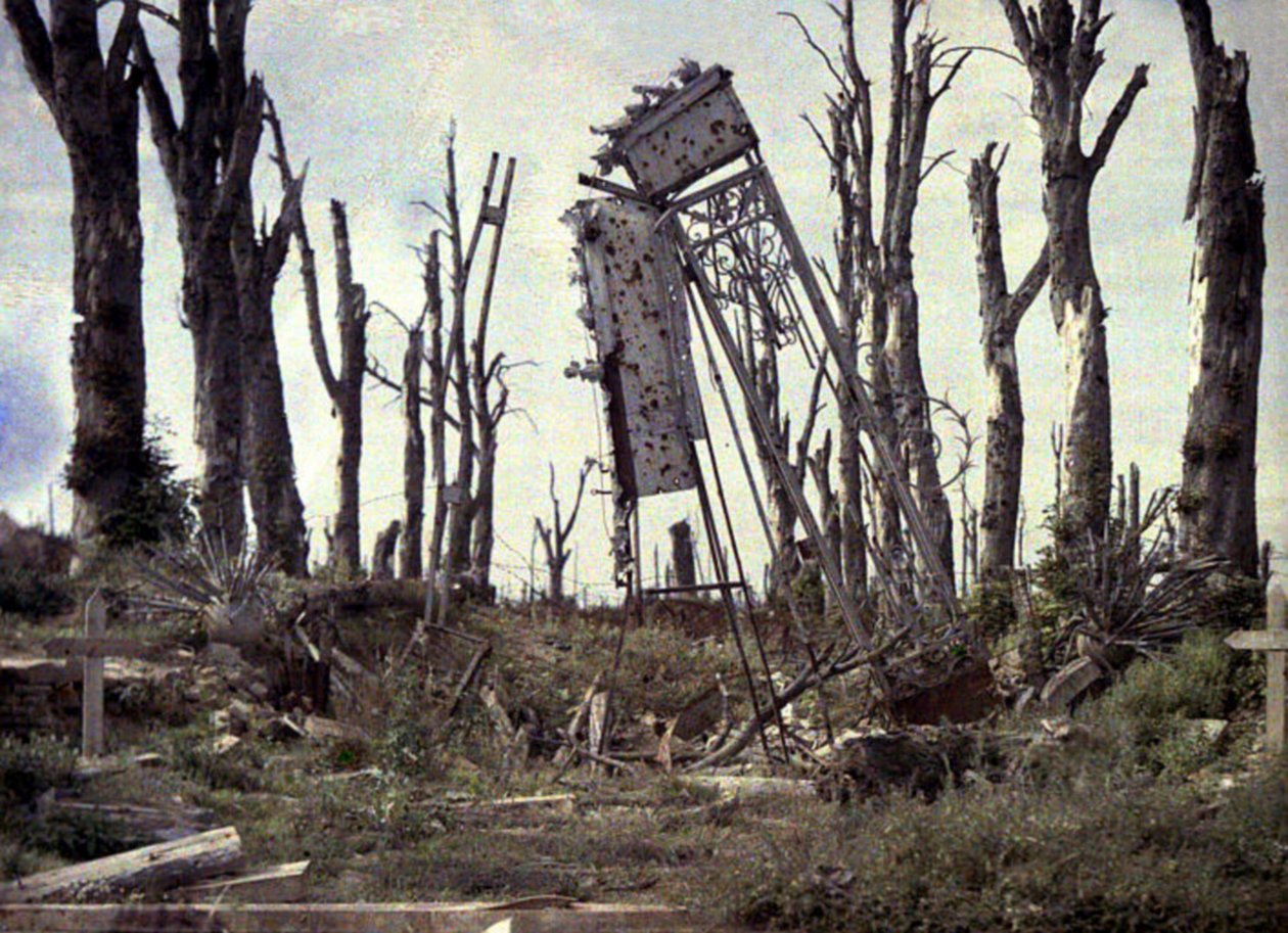 Porten til slottet og trær skadet av artilleriild, Chaulnes, Somme, Frankrike, 1917 (autokrom) av Fernand Cuville