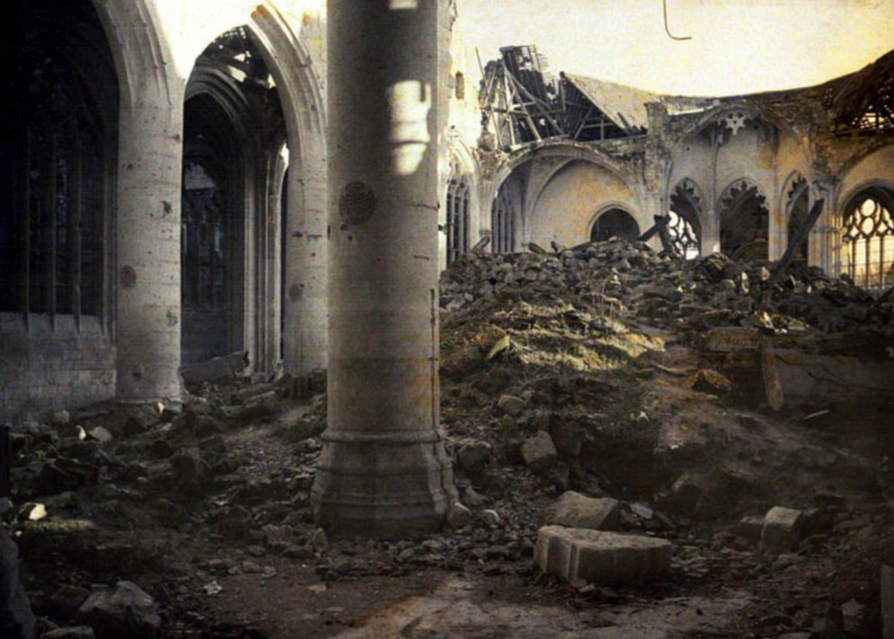 Interiøret i den hardt skadede kirken, Roye, Somme, Frankrike, 1917 (autokrom) av Fernand Cuville