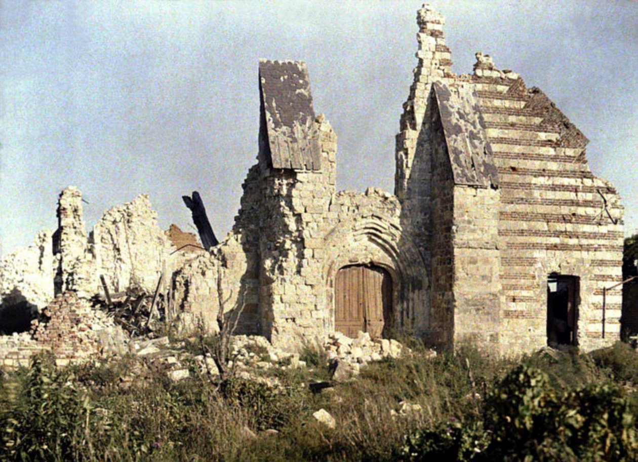 Restene av den skadede kirken, Marchelepot, Somme, Frankrike, 1917 (autokrom) av Fernand Cuville