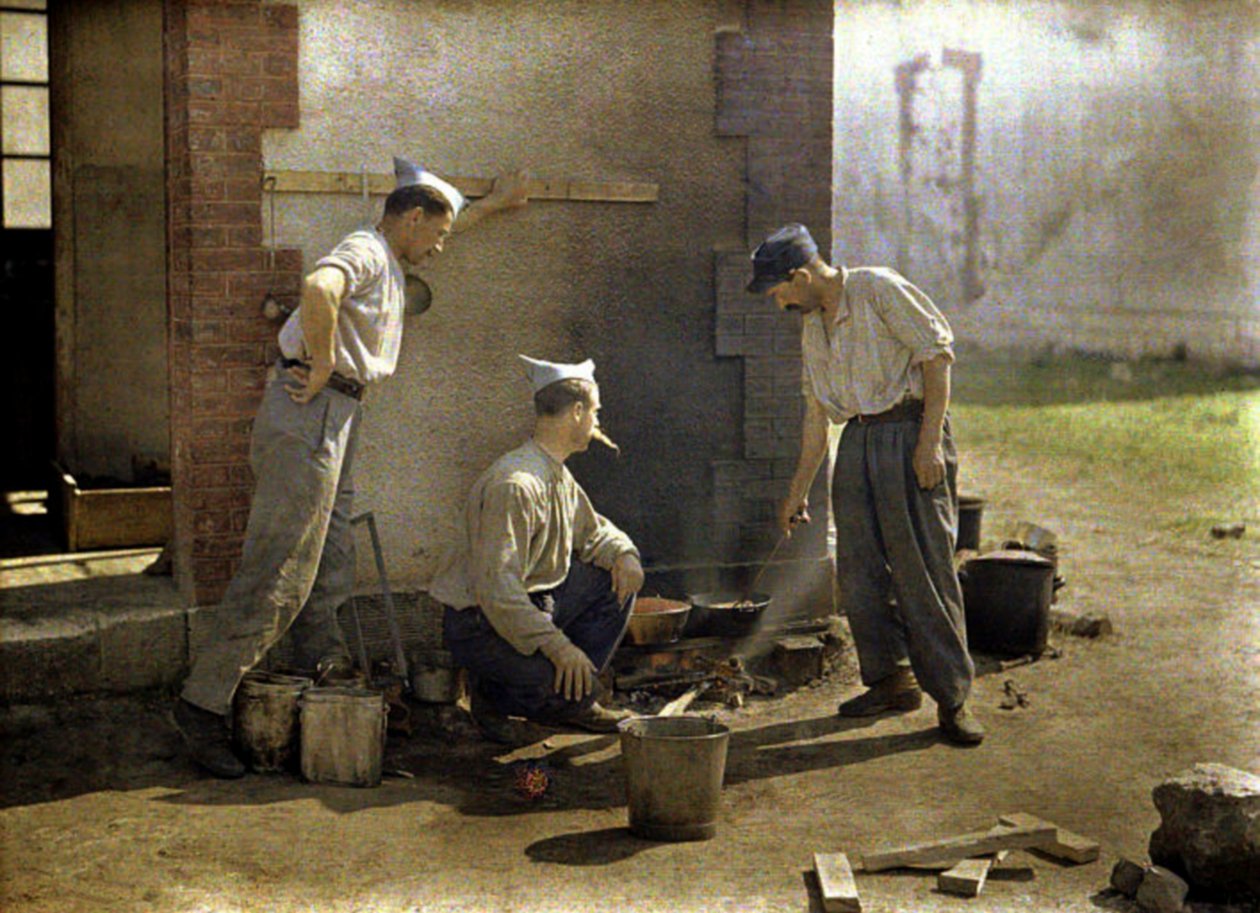 Tre franske soldater lager lunsj på åpen ild, Soissons, Aisne, Frankrike, 1917 (autokrom) av Fernand Cuville