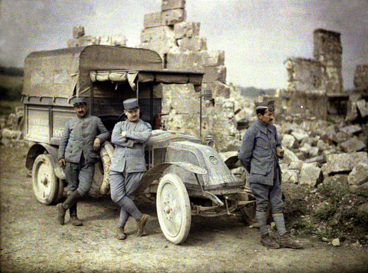 Tre franske soldater parkerte foran en sterkt skadet bygning med en liten lastebil, Aisne, Frankrike, 1917 (autokrom) av Fernand Cuville