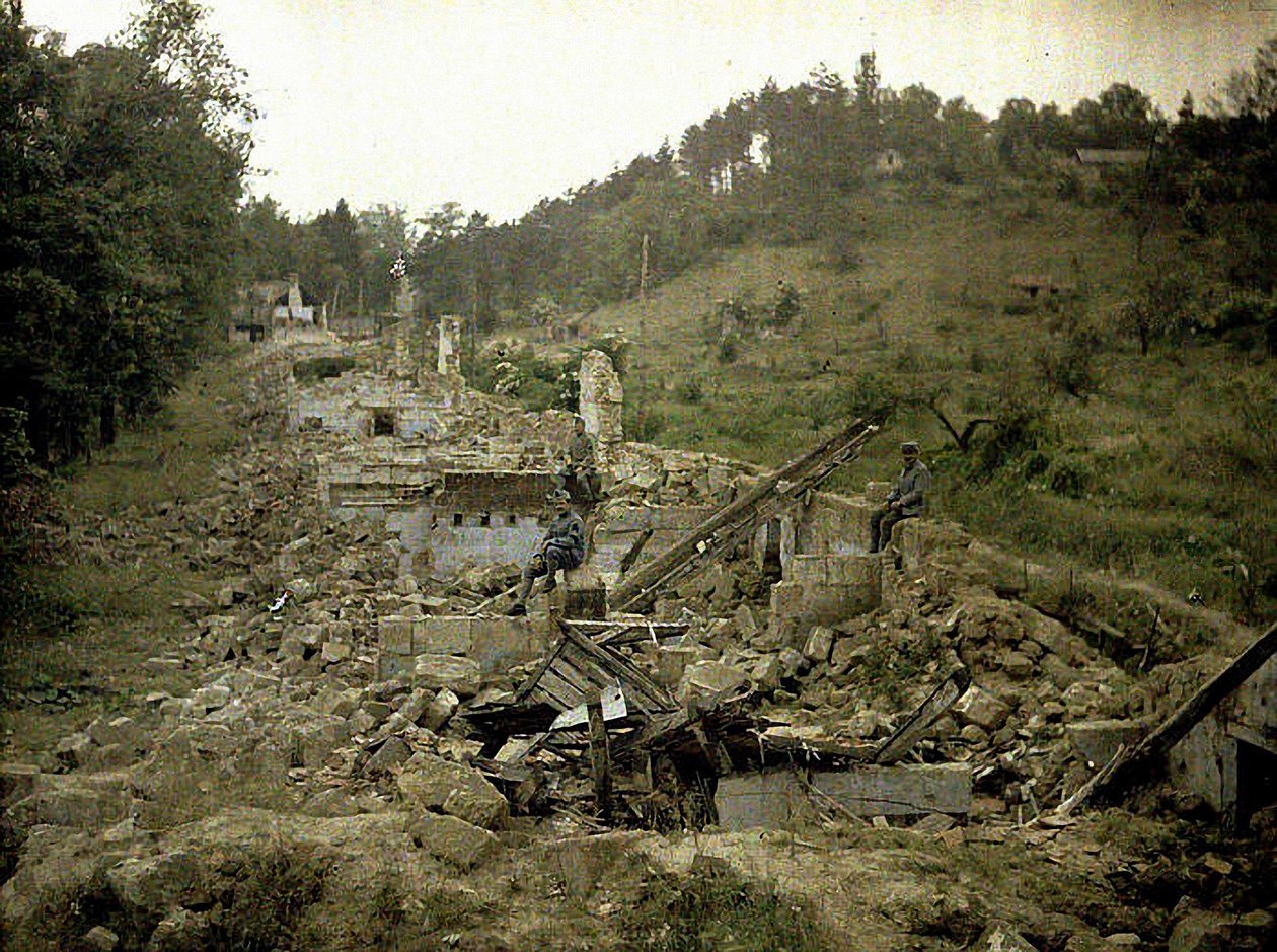 Tre soldater i ruinene på glassfabrikken, Vauxrot, Cuffies, Aisne, Frankrike, 1917 (autokrom) av Fernand Cuville