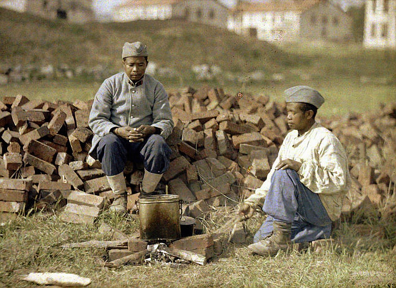 To afrikanske soldater varmer opp et måltid, Soissons, Aisne, Frankrike, 1917 (autokrom) av Fernand Cuville