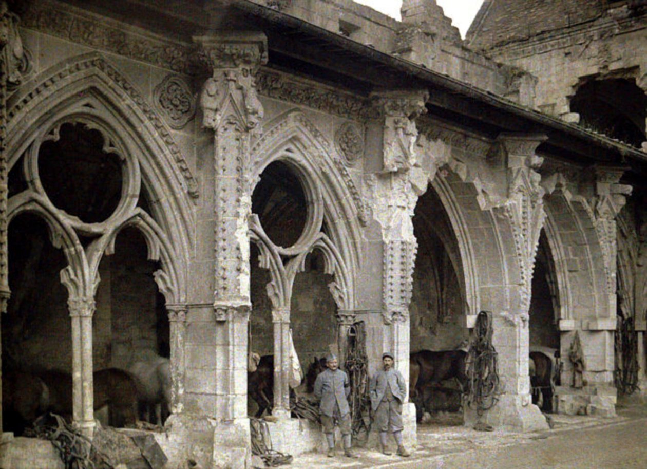To franske soldater og hester i klosteret til klosteret Saint-Jean-des-Vignes, som ble sterkt skadet av artilleriild, Soissons, Aisne, Frankrike, 1917 (autokrom) av Fernand Cuville