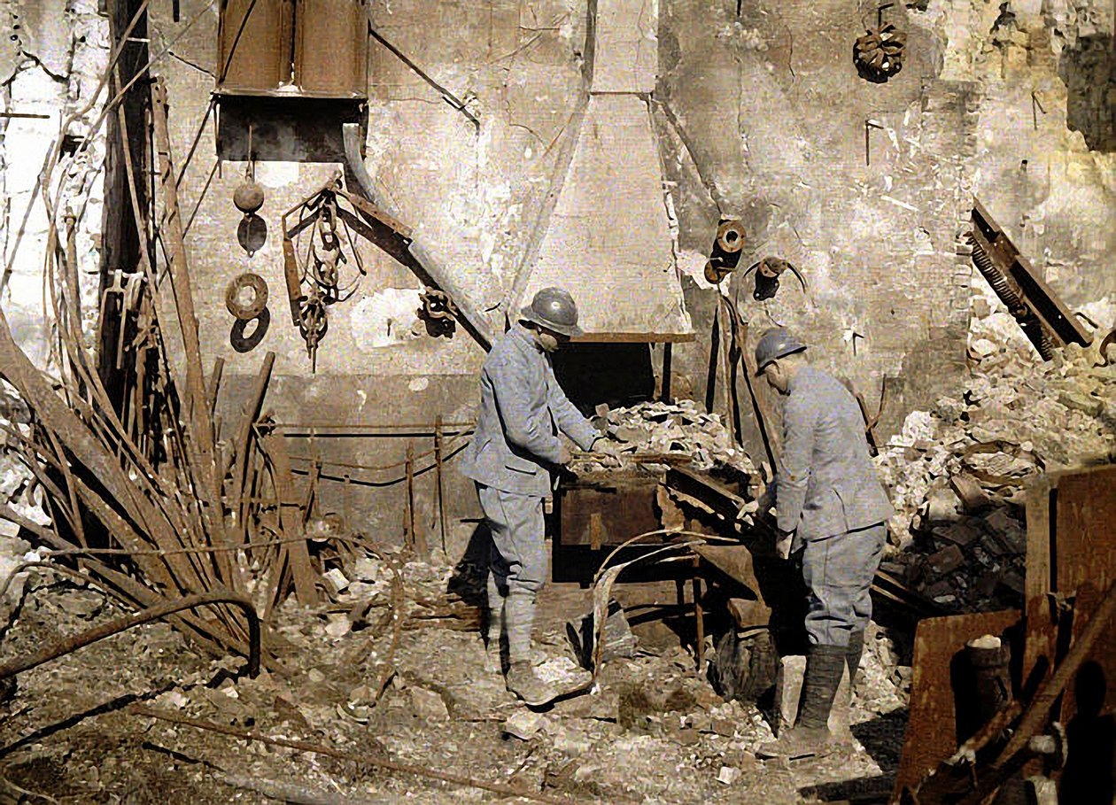 To franske soldater som jobber i en smie ødelagt av granater, Reims, Frankrike, 1917 (autokrom) av Fernand Cuville