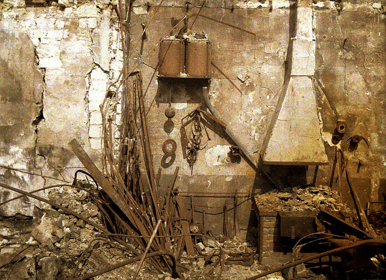 Utsikt over en smie ødelagt av granater, Reims, Frankrike, 1917 (autokrom) av Fernand Cuville