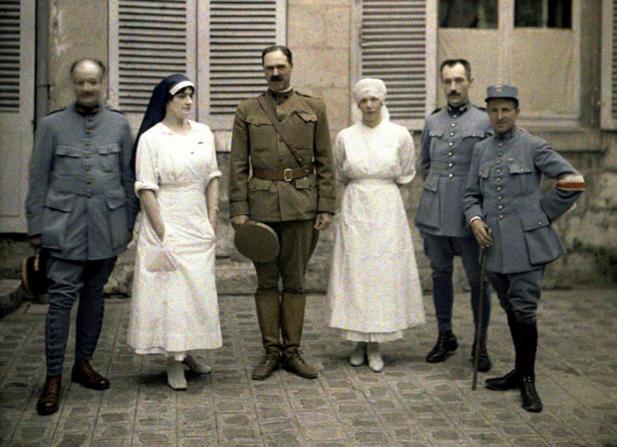 Franske militærleger og sykepleiere foran Saint-Paul Hospital, Soissons, Aisne, Frankrike, 1917 (autokrom) av Fernand Cuville