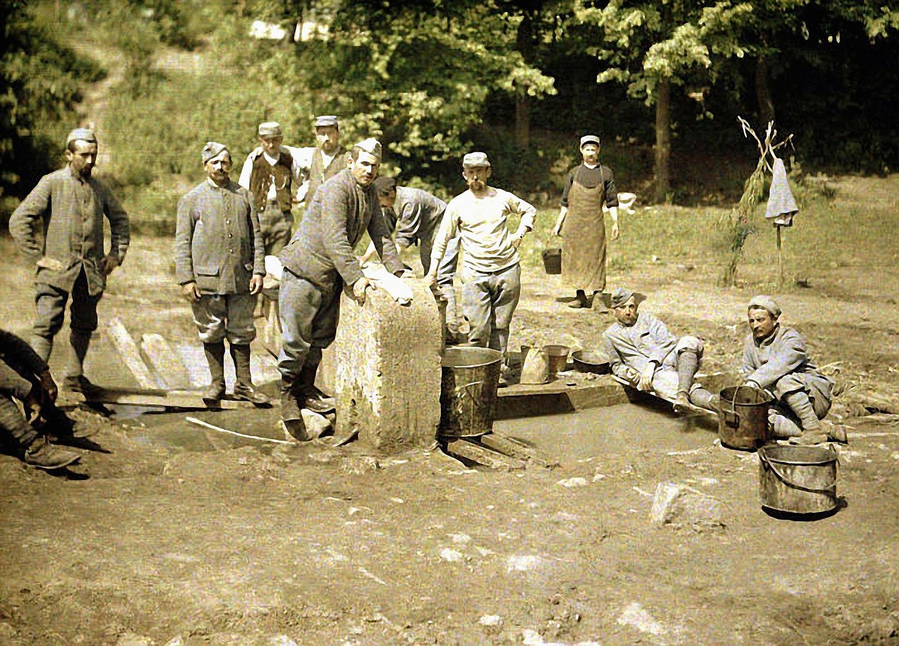 Gruppe franske soldater som vasker ved en brønn, Soissons, Aisne, 1917 (autokrom) av Fernand Cuville