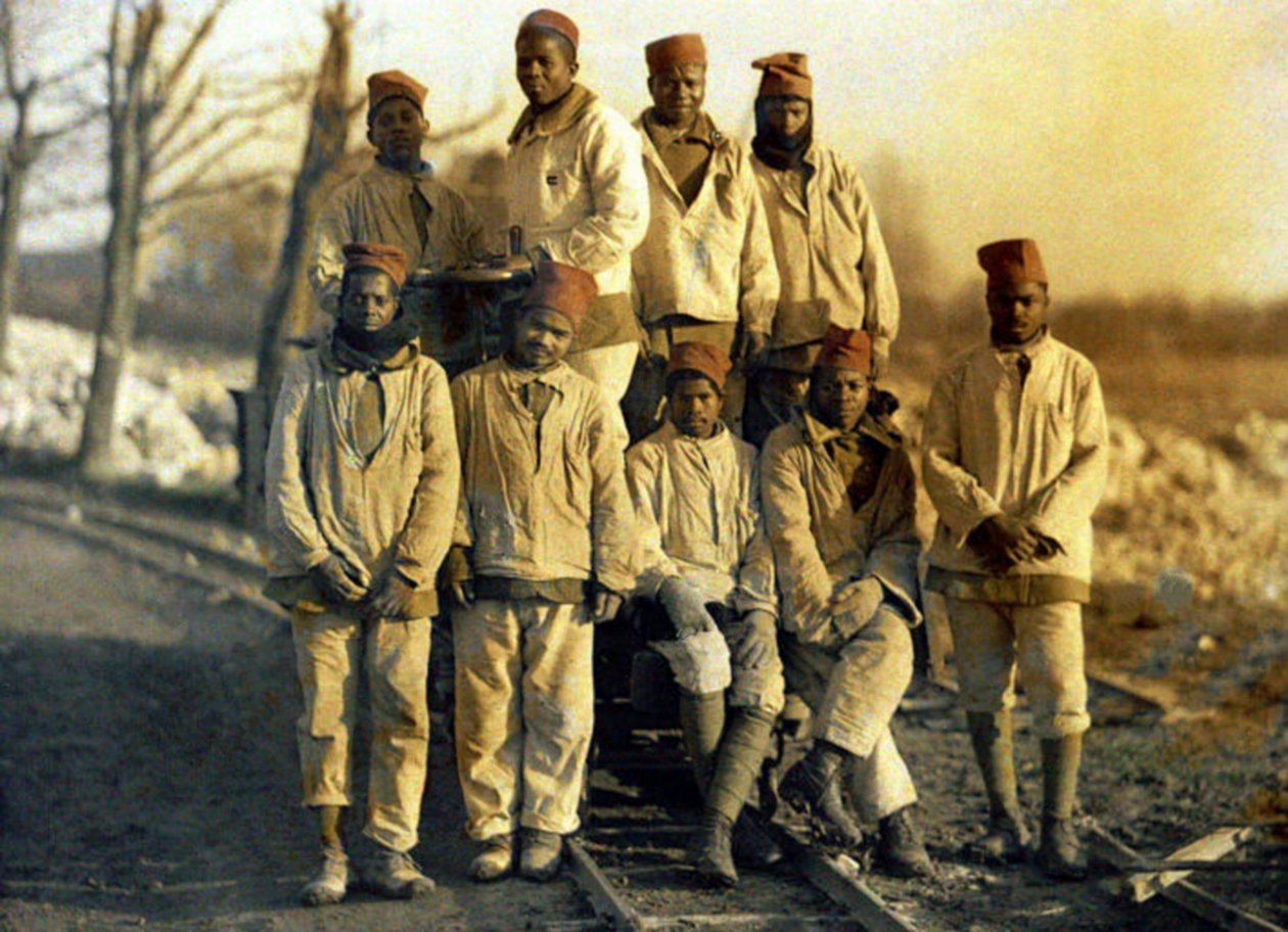 Senegalesiske arbeidere med en jernbanesykkel, Ham, Somme, Frankrike, 1917 (autokrom) av Fernand Cuville