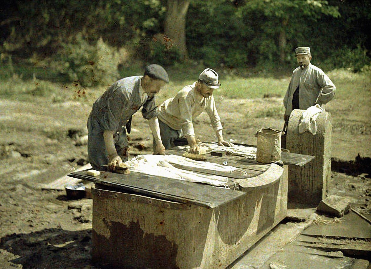 Tre franske soldater vasker ved en brønn, Soissons, Aisne, Frankrike, 1917 (autokrom) av Fernand Cuville