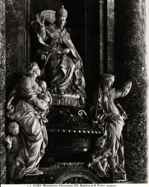 Monument til pave Innocentius XII (1615-1700) (marmor) (s/hvitt-bilde) av Filippo Della Valle