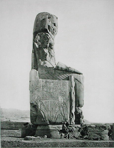 Kolossal statue, tempelet til Amenhotep III (ca. 1417-1379 f.Kr.) Theben, utgitt ca. 1900 (fotogravyr) av Fils Goupil