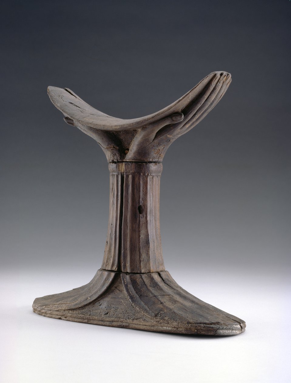Nakkestøtte i tre, hodeplagget skåret ut i form av et par tre med kuttede hender av First Intermediate Period Egyptian
