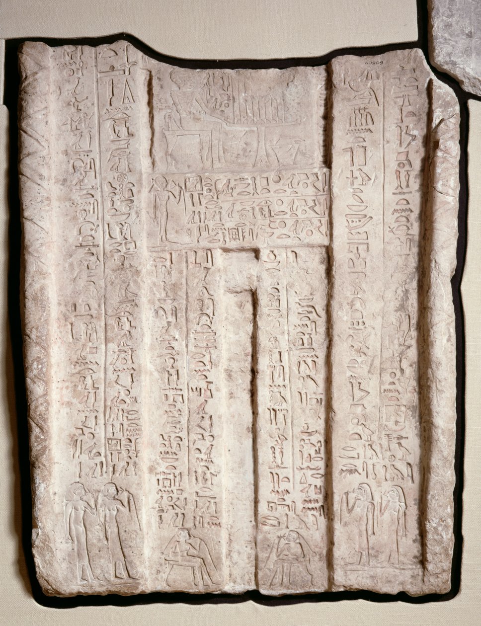 Falsk dør fra graven til Hemi-Re, prestinne av Hathor (kalkstein med pigment) av First Intermediate Period Egyptian