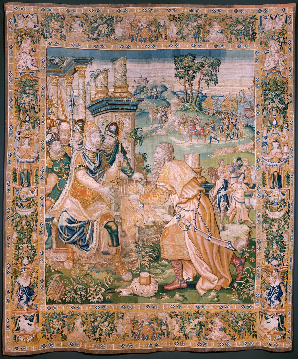 flamsk billedvev. Alexander blir tilbudt en krone (Alexander tilbys en krone). Atelier i Oudenaarde. 384x316 cm. Inv (83024)-5 / 00009. 1600-tallet. av Flemish School