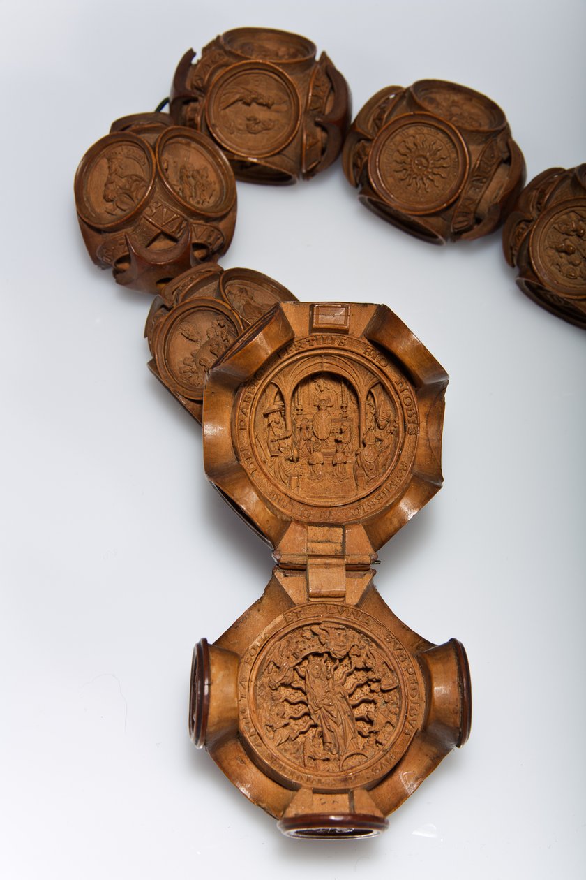 Henry VIIIs rosenkrans, detalj av den åpne Pater-perlen (buksbom) av Flemish School