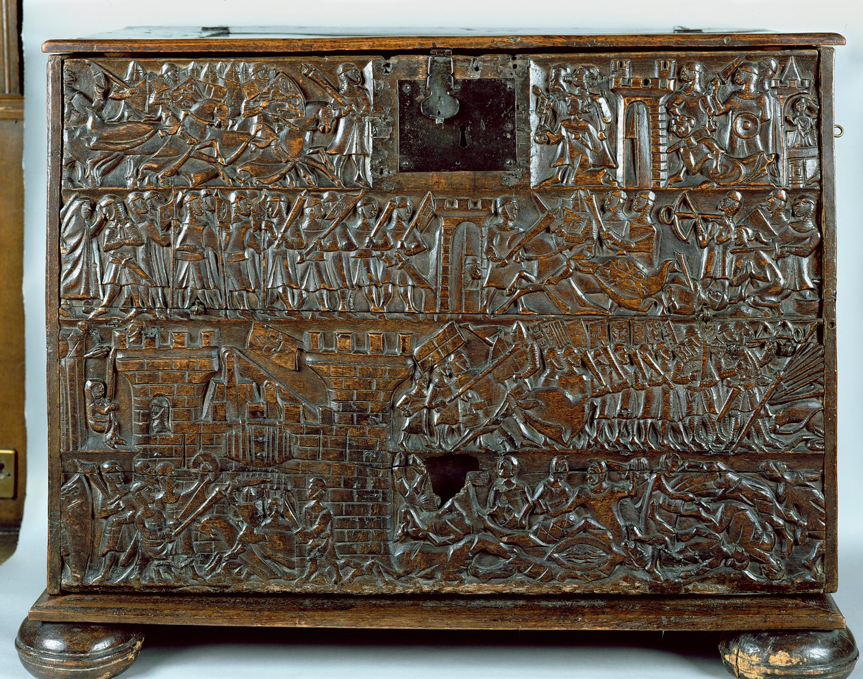 The Courtrai Chest som viser scener fra slaget ved Golden Spurs utkjempet i Courtrai i 1302 (tre) av Flemish School