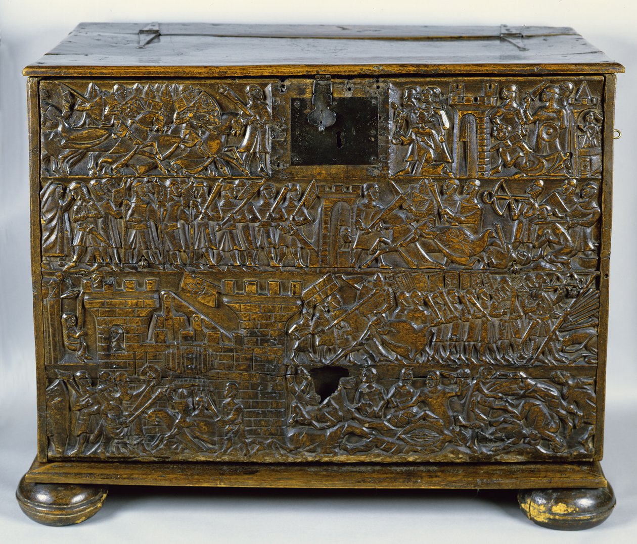 The Courtrai Chest som viser scener fra slaget ved Golden Spurs utkjempet i Courtrai i 1302 (tre) av Flemish School