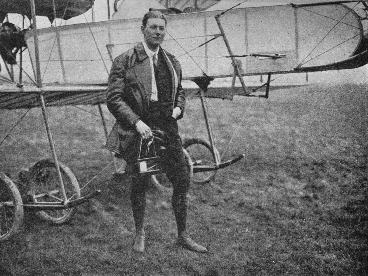 Mr Gordon Bell, som fløy flere forskjellige typer enn noen annen pilot i sin tid, 1913 1934 av Flight Photo