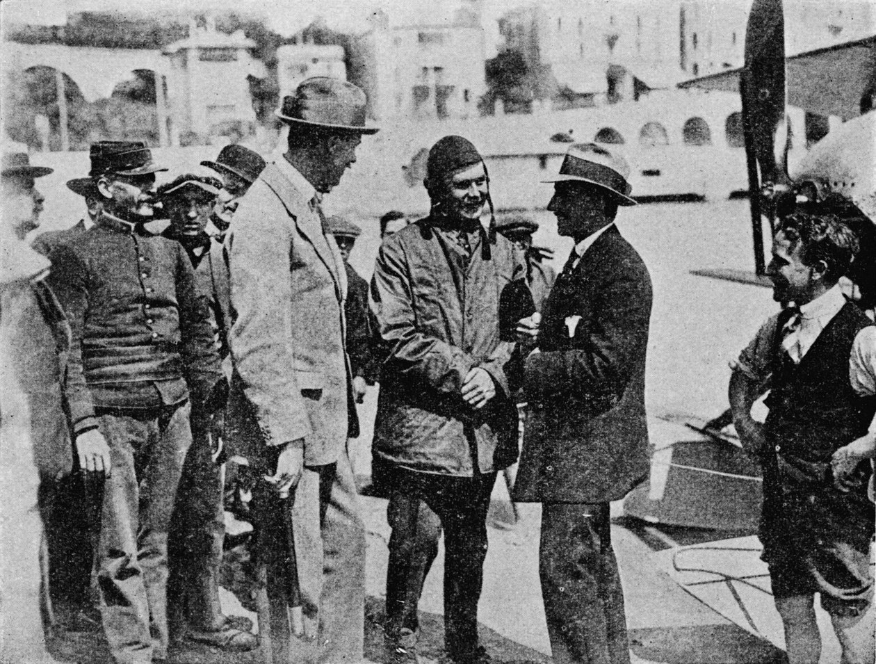Schneider Trophy: Howard Pixton snakker med Jacques Schneider etter seieren hans, 1914 1934 av Flight Photo