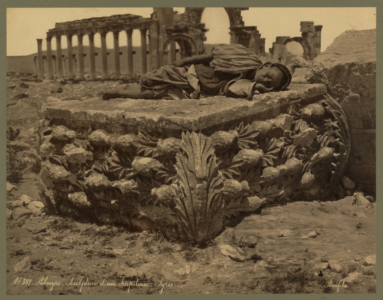 En utsikt over den store søylegangen, Palmyra, ca. 1875 (albumintrykk) av Félix Bonfils