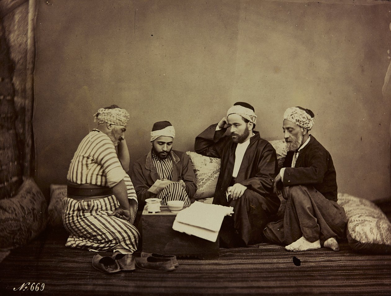 Album Damas et Baalbek : En gruppe syrere som sitter rundt et bord av Félix Bonfils