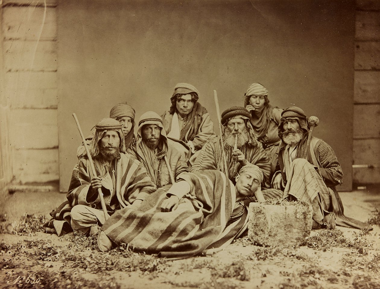 Album Damas et Baalbek : En gruppe urfolkssyrere i tradisjonelle klær av Félix Bonfils