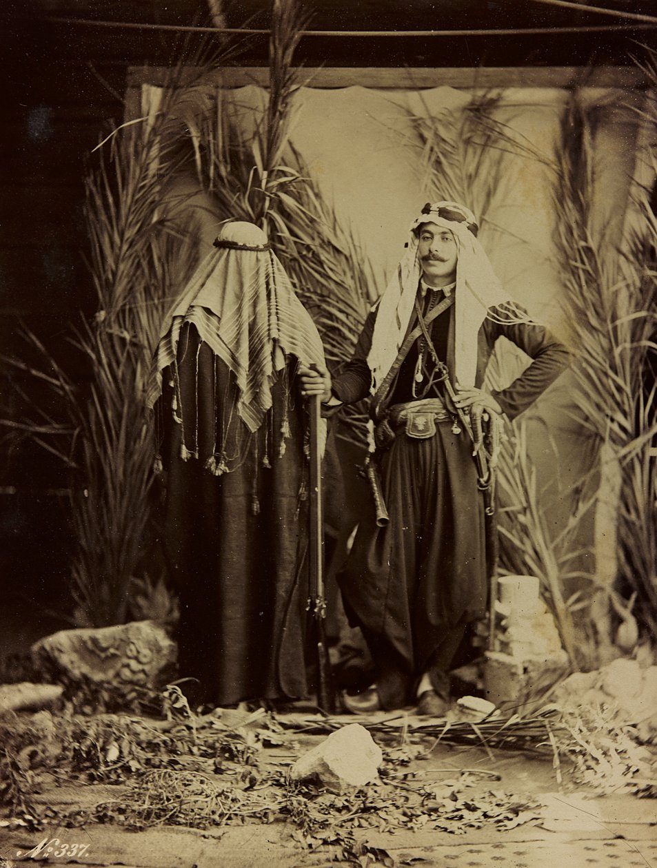 Album Damas et Baalbek : Syrisk par i tradisjonelle klær av Félix Bonfils