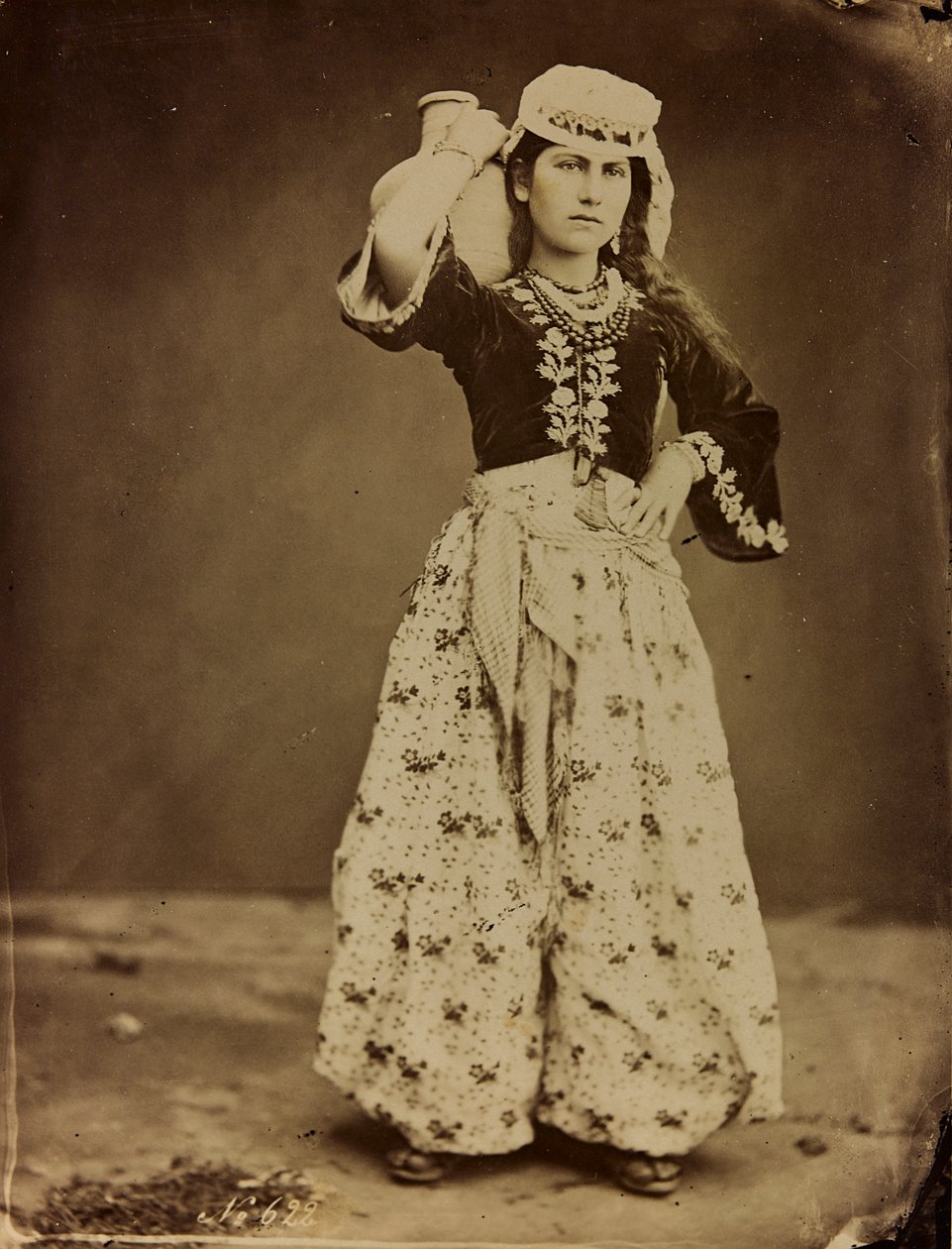 Album Damas et Baalbek : Ung syrisk kvinne i tradisjonelle klær av Félix Bonfils
