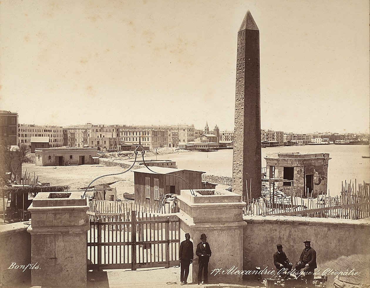 Alexandria, Egypt: Obelisken av Cleopatra, med fire menn som poserer for fotografiet av Félix Bonfils