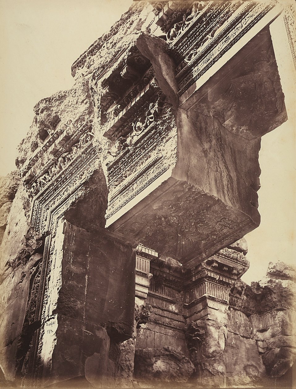 Detalj av inngangen til et tempel, i den arkeologiske sonen Heliopolis eller Baalbek, gammel syrisk by, nå Libanoni av Félix Bonfils