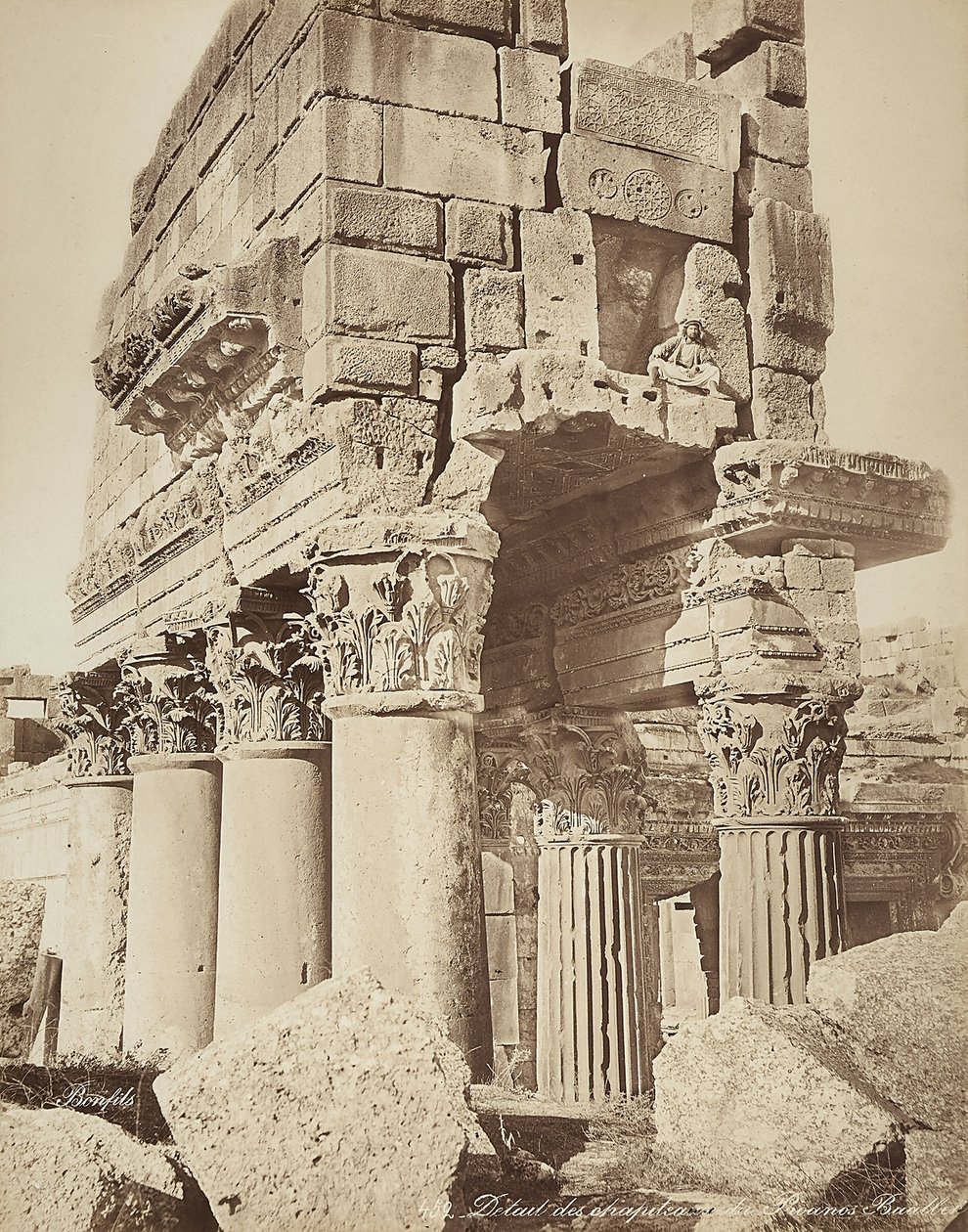 Detalj av pronaos til Bacchus-tempelet, i den arkeologiske sonen Heliopolis eller Baalbek, gammel syrisk by, nå Libanon av Félix Bonfils