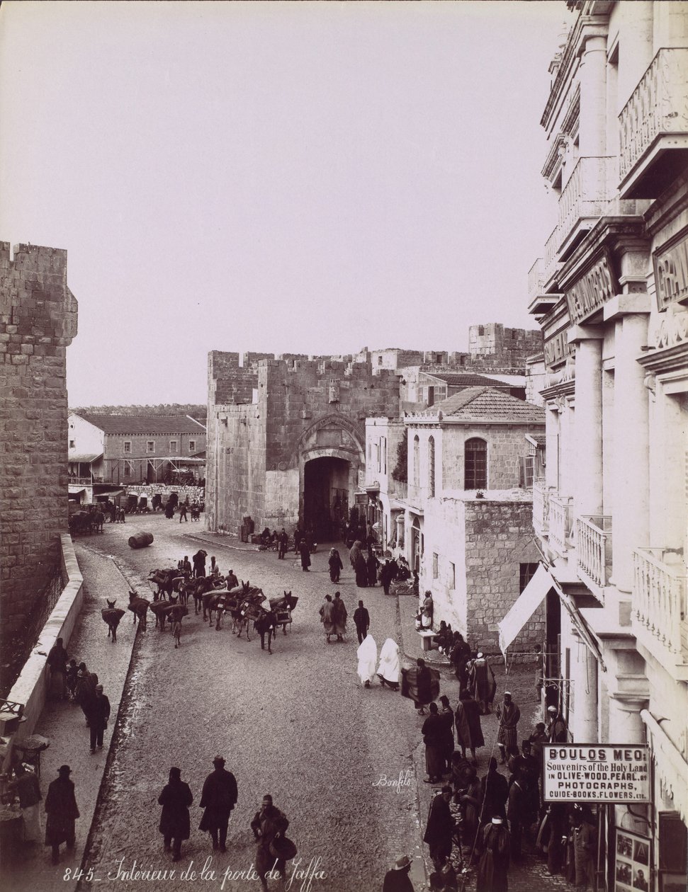 Interiør av Jaffa-porten, ca. 1870. av Félix Bonfils