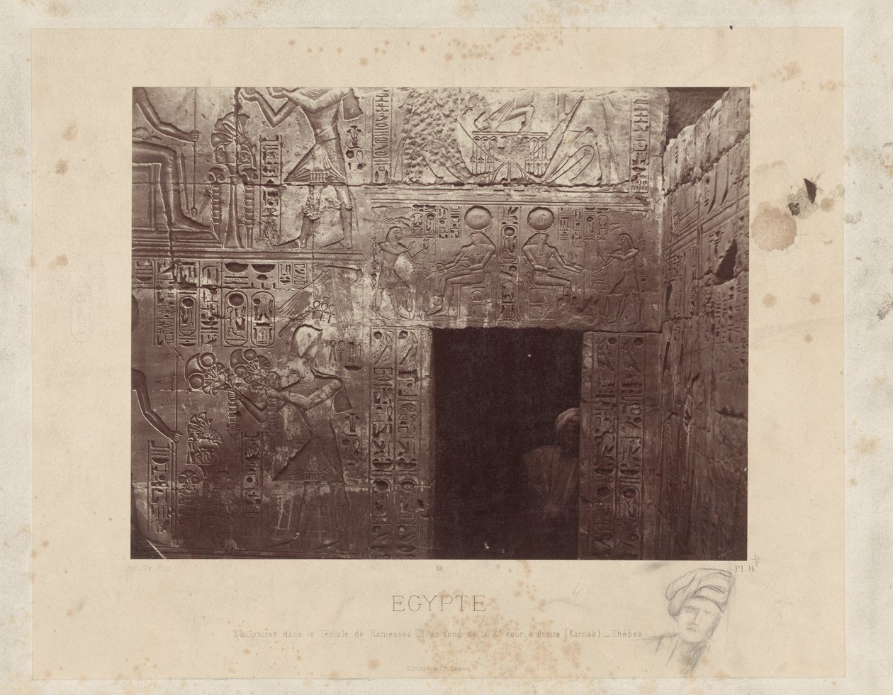 Mann i en døråpning i tempelet til Ramses III i Egypt Skulpturer i Ramesses III-tempelet, på baksiden av den andre gårdsplassen, til høyre (Karnak) - Theben (tittel på objektet) Egypt (serietittel på objekt) av Félix Bonfils