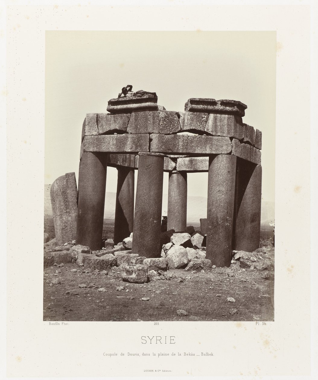 Man op av qubba van Douris, nær Baalbek Syria. Dome of Douris, på sletten Bekàa - Balbek (tittel på objekt) Antikkens arkitektur: Egypt, Hellas, Lilleasia: fotoalbum (serietittel) av Félix Bonfils