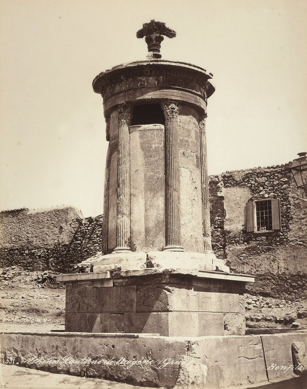 Monument til Lysicrates, som ligger i byen Athen av Félix Bonfils