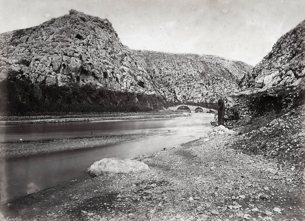 "Nahr el-Kalb" (elven til hunden) blant fjellene i Libanon, nær Beirut, i Palestina av Félix Bonfils