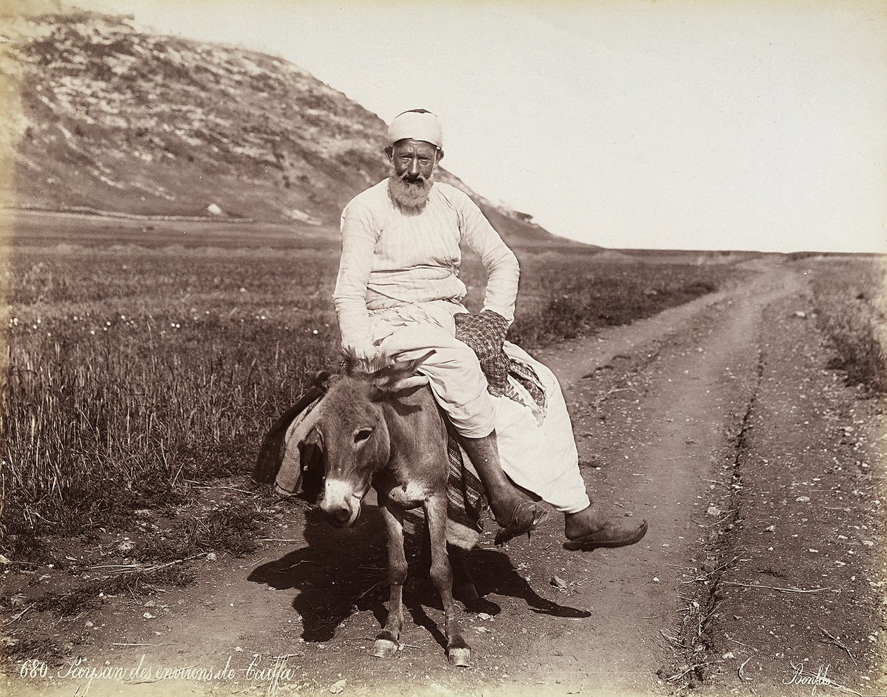 Portrett av en bonde fra rundt Haifa. Mannen rir på et esel av Félix Bonfils