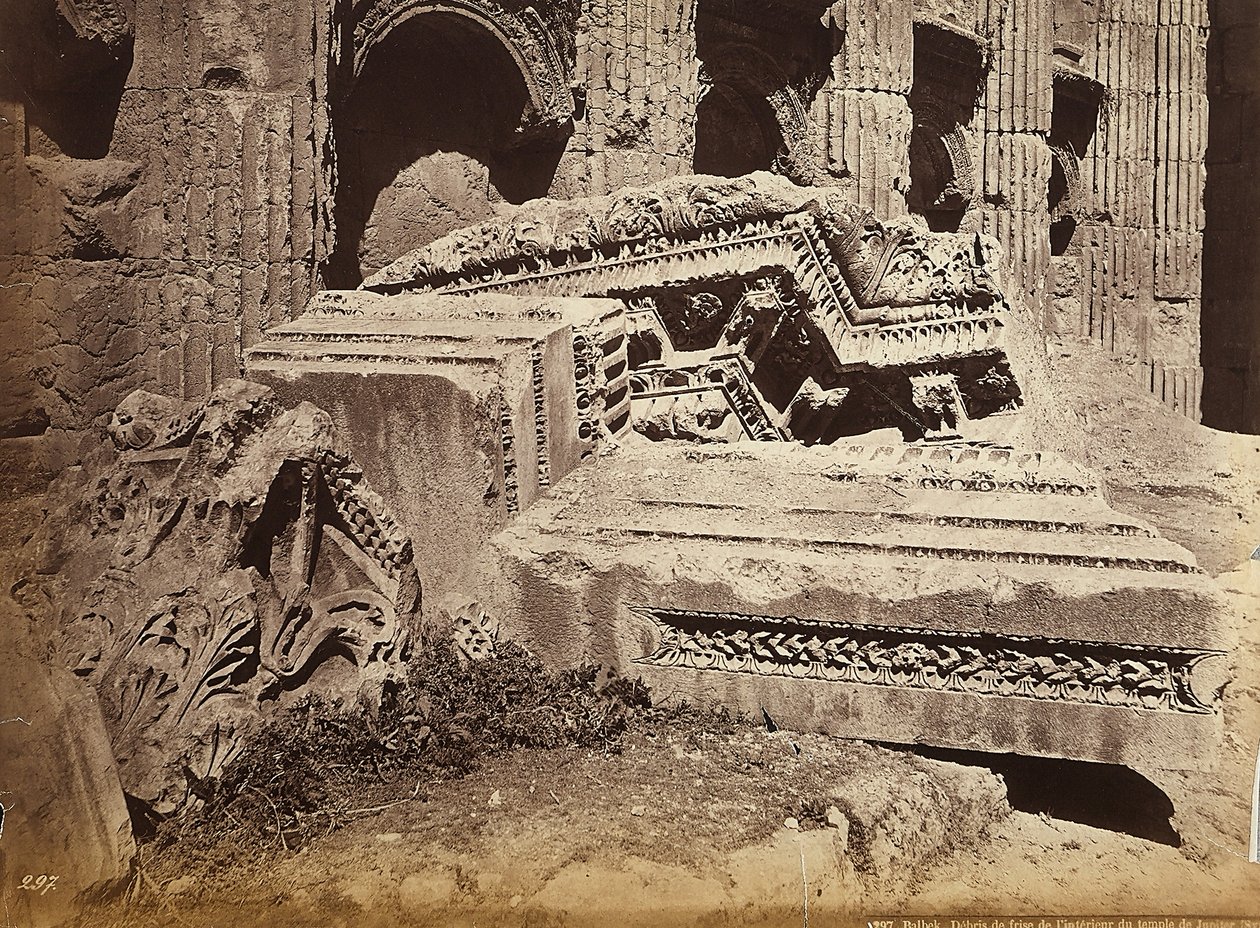 Ruiner av en frise fra Jupiter-tempelet eller Solens tempel, i den arkeologiske sonen Heliopolis eller Baalbek, gammel syrisk by, nå Libanon av Félix Bonfils