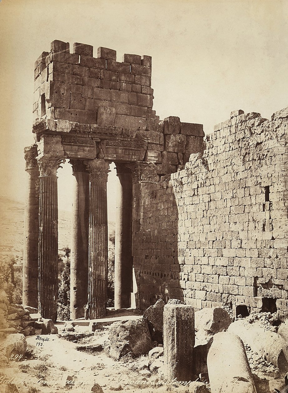 Ruinene av Jupiter-tempelet eller solen, i den arkeologiske sonen Heliopolis eller Baalbek, gammel syrisk by, nå Libanon av Félix Bonfils