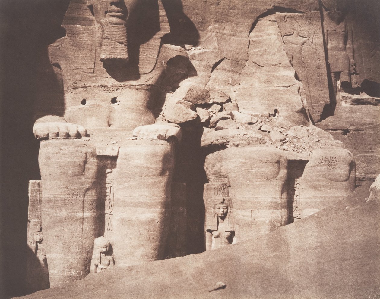 Abo-Sembil, Grand Spéos, kolossale statuer sett fra den nedre delen, 1851-52. av Félix Teynard