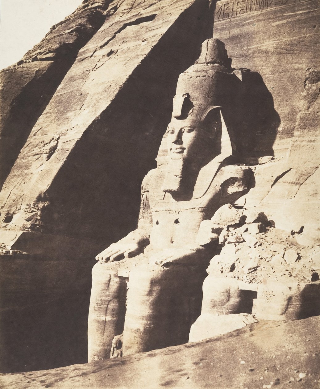 Abou Sembil, Grand Spéos - Kolossale statuer, trekvarts utsikt, 1851-52. av Félix Teynard