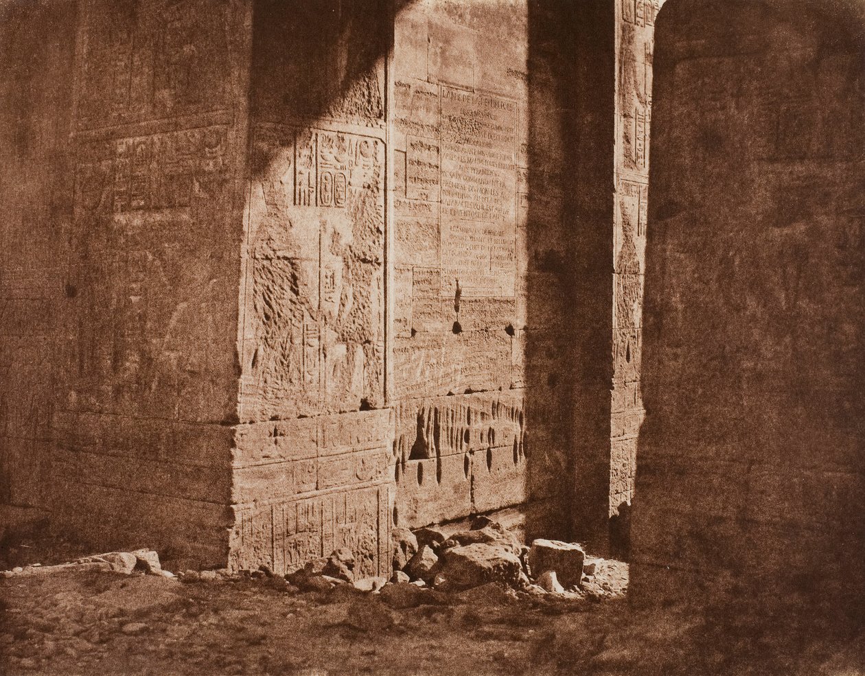Første pylon - fransk inskripsjon skåret på den østlige forfanget ved punkt H, Island of Fila.., 1851 av Félix Teynard