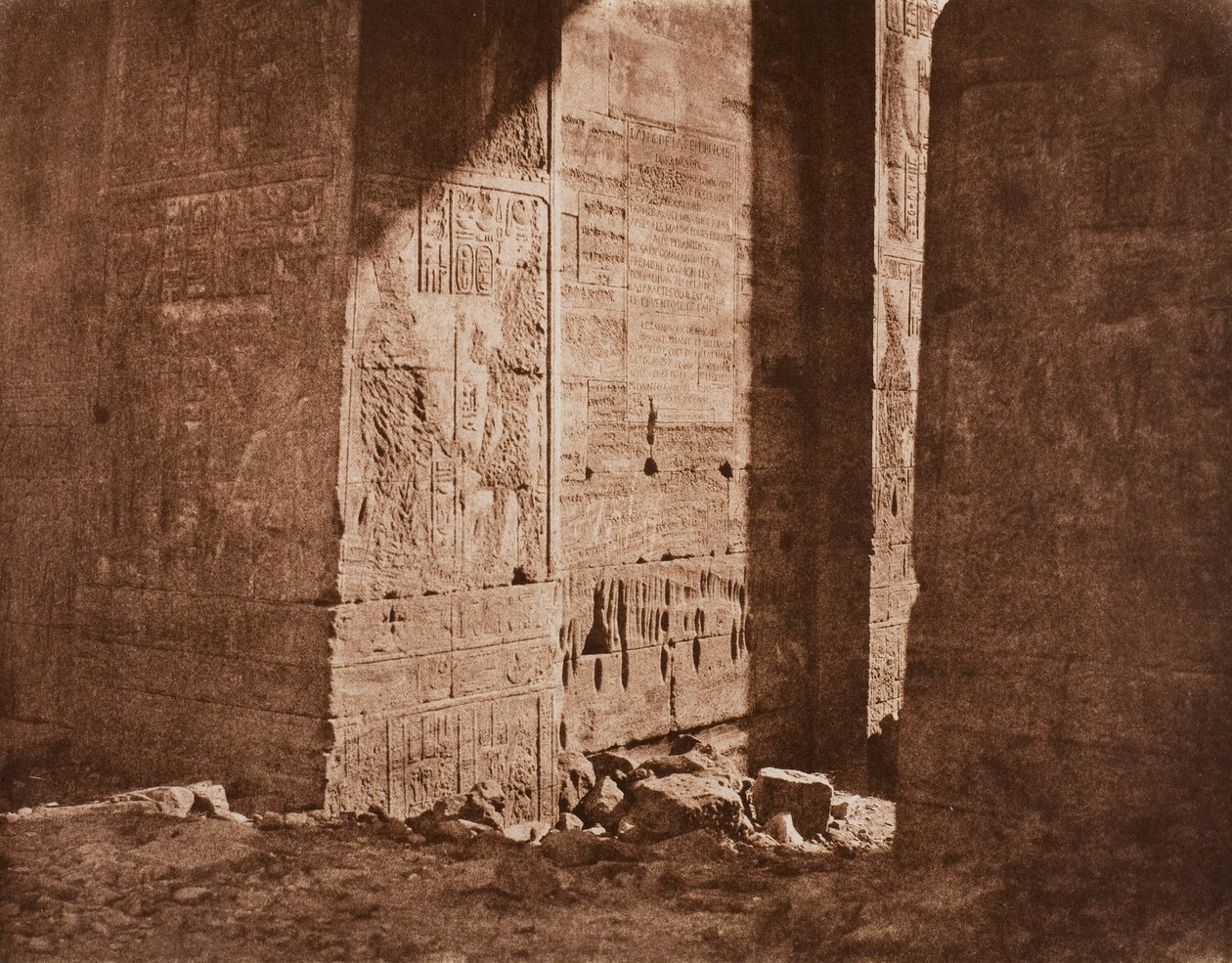 Første pylon - fransk inskripsjon skåret på den østlige forfanget ved punkt H, øya Fila (Philae) av Félix Teynard