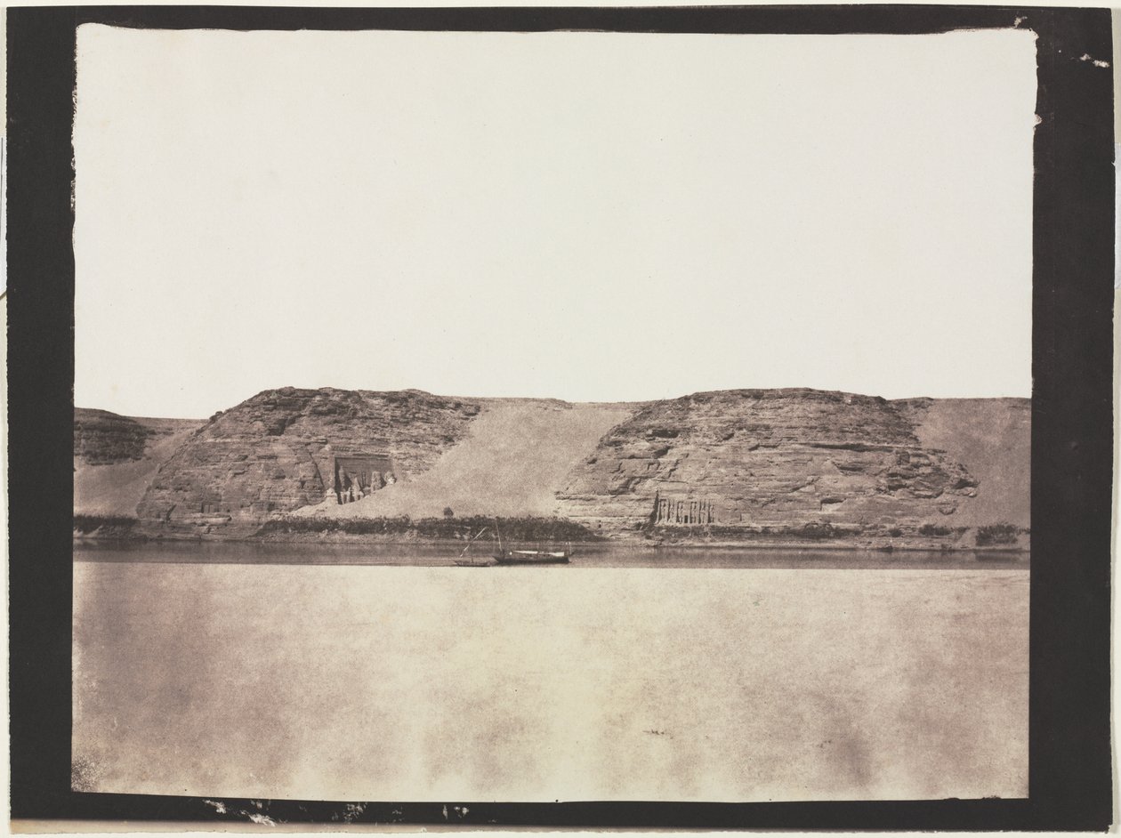 Generell utsikt over monumenter hugget inn i berggrunnen med fotografens Dahabieh. Abu Simbel av Félix Teynard