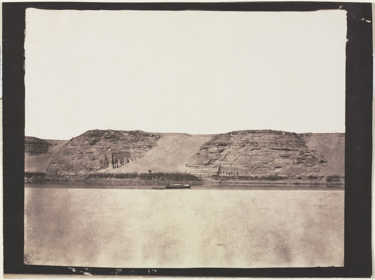 Generell utsikt over monumenter hugget inn i berggrunnen med fotografer Dahabieh. Abu Simbel, 1851-1852. av Félix Teynard