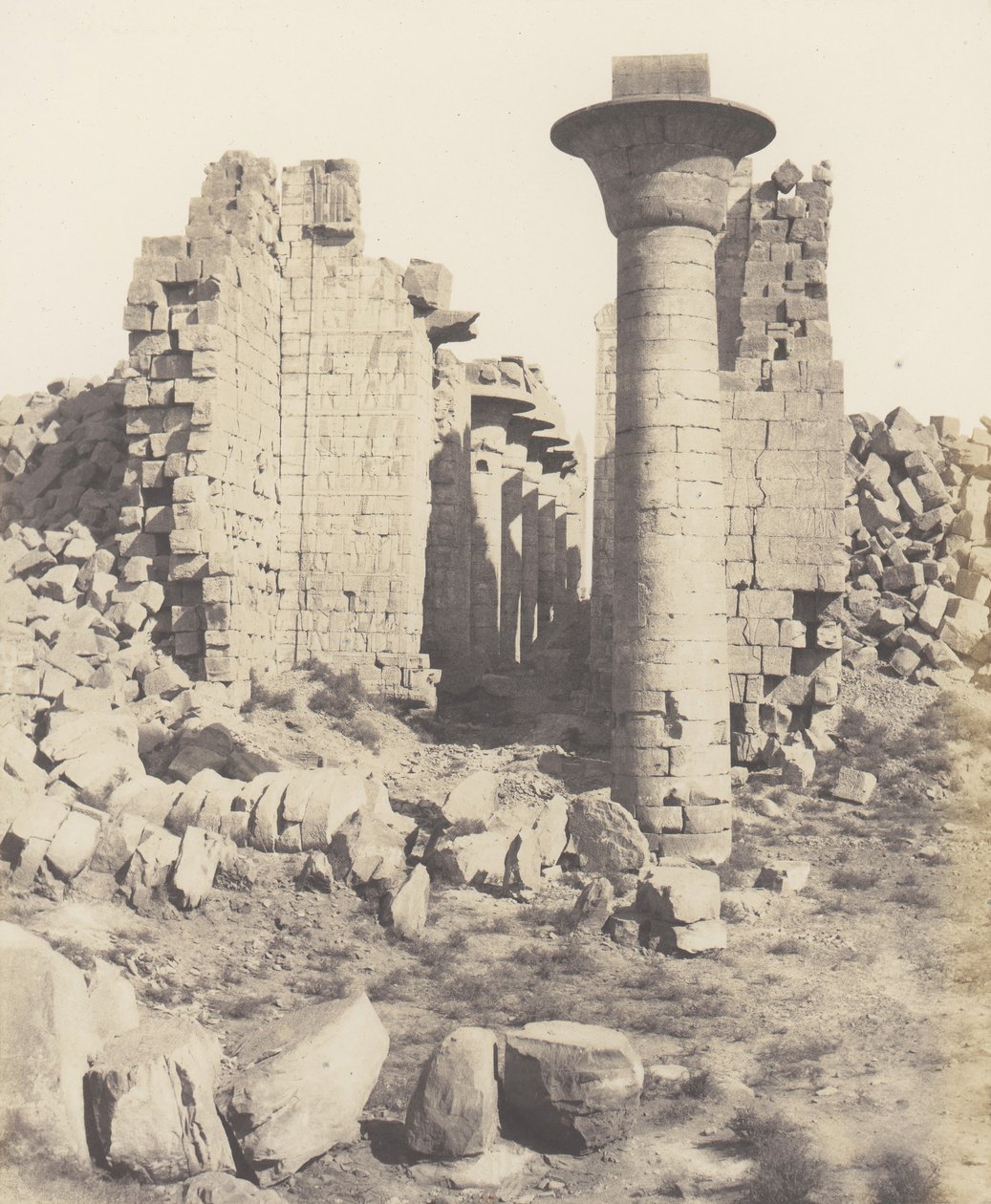 Karnak Theben, gårdsplassen til palasset - Utsikt tatt fra punkt I, 1851-52, trykt 1853-54. av Félix Teynard