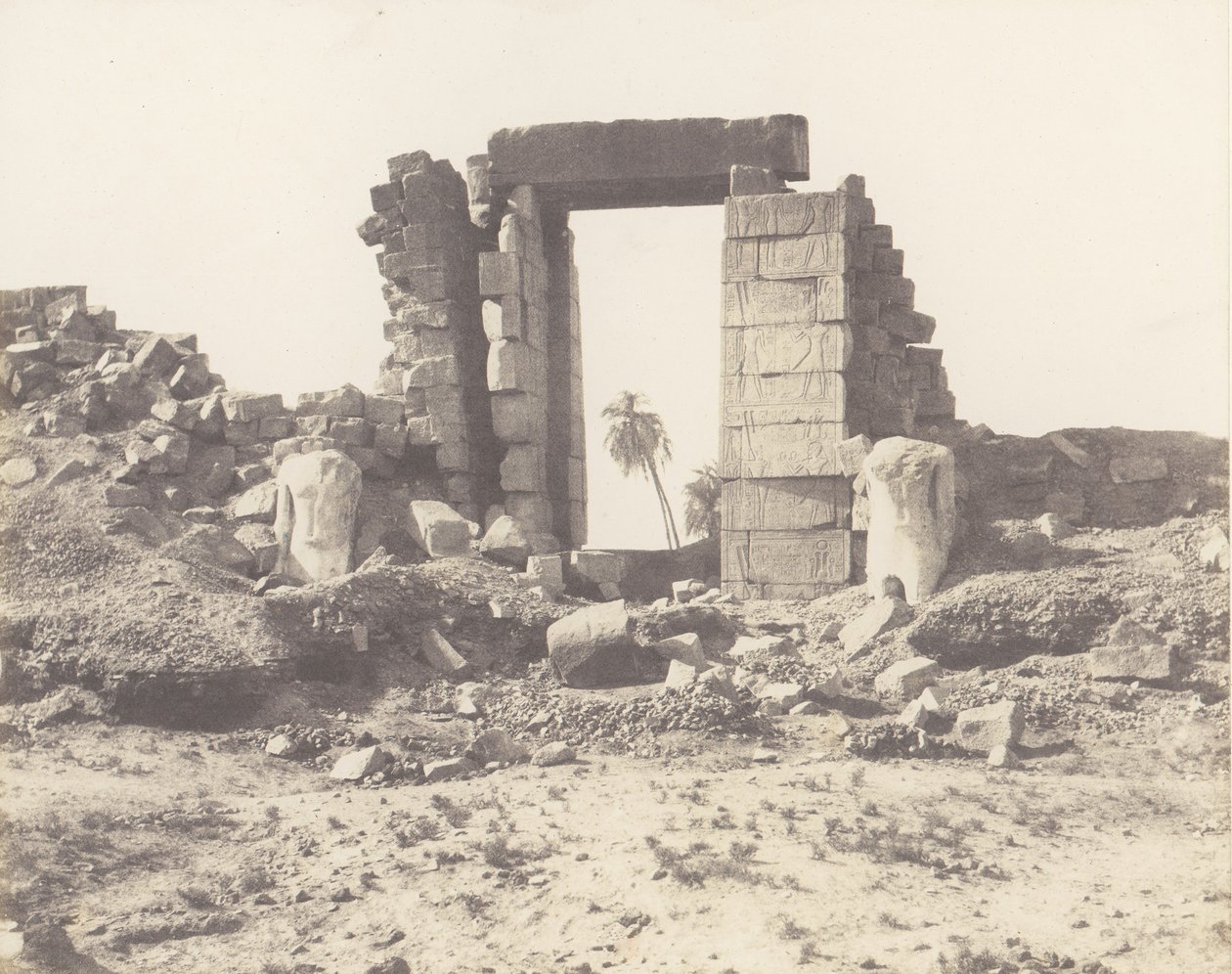 Karnak Theben, First Pylon - Ruins of the Gate and the Colossi, ..., 1851-52, trykt 1853-54. av Félix Teynard