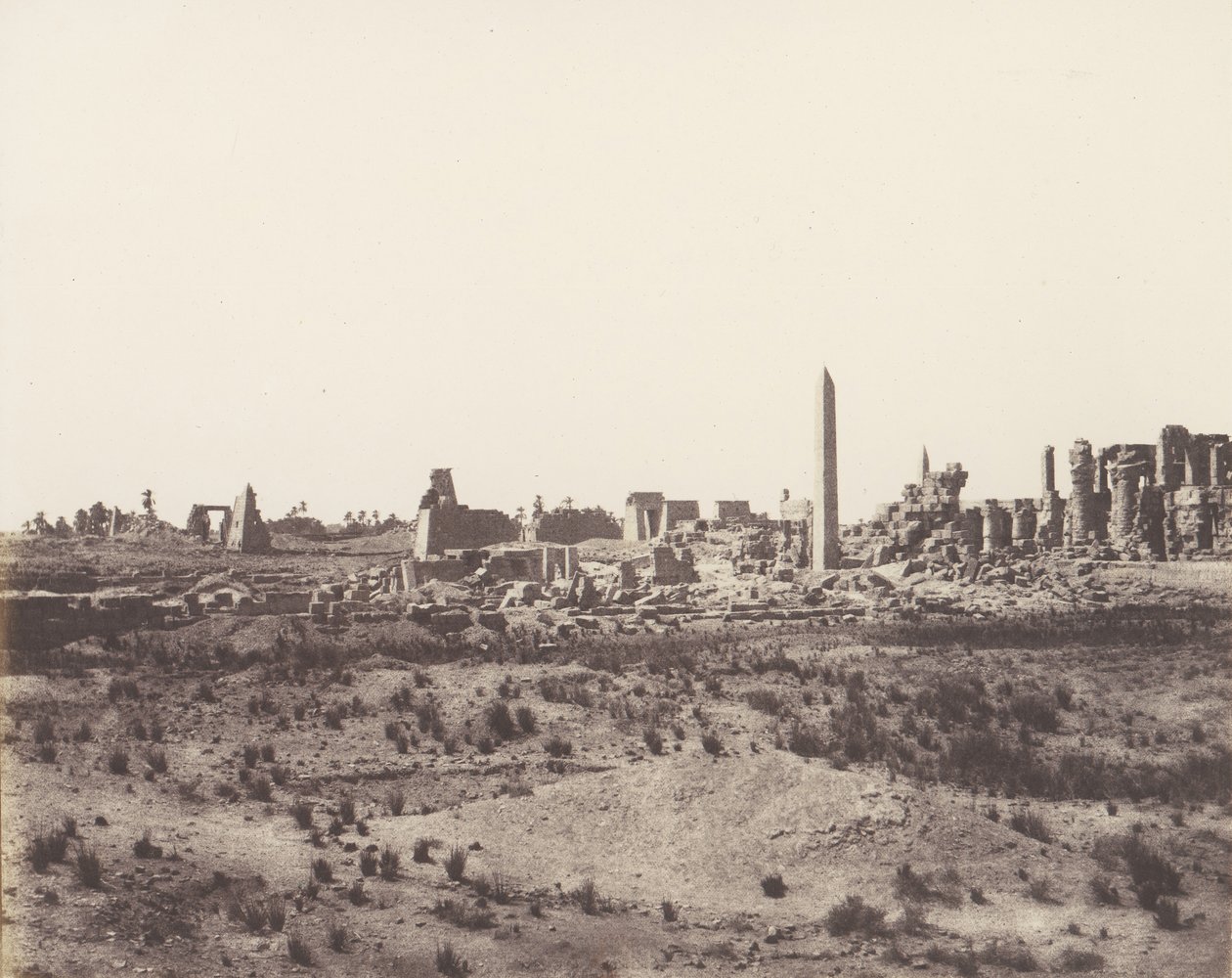 Karnak Theben, generell utsikt over ruinene tatt fra nordøst, i V, 1851-52, trykt 1853-54. av Félix Teynard