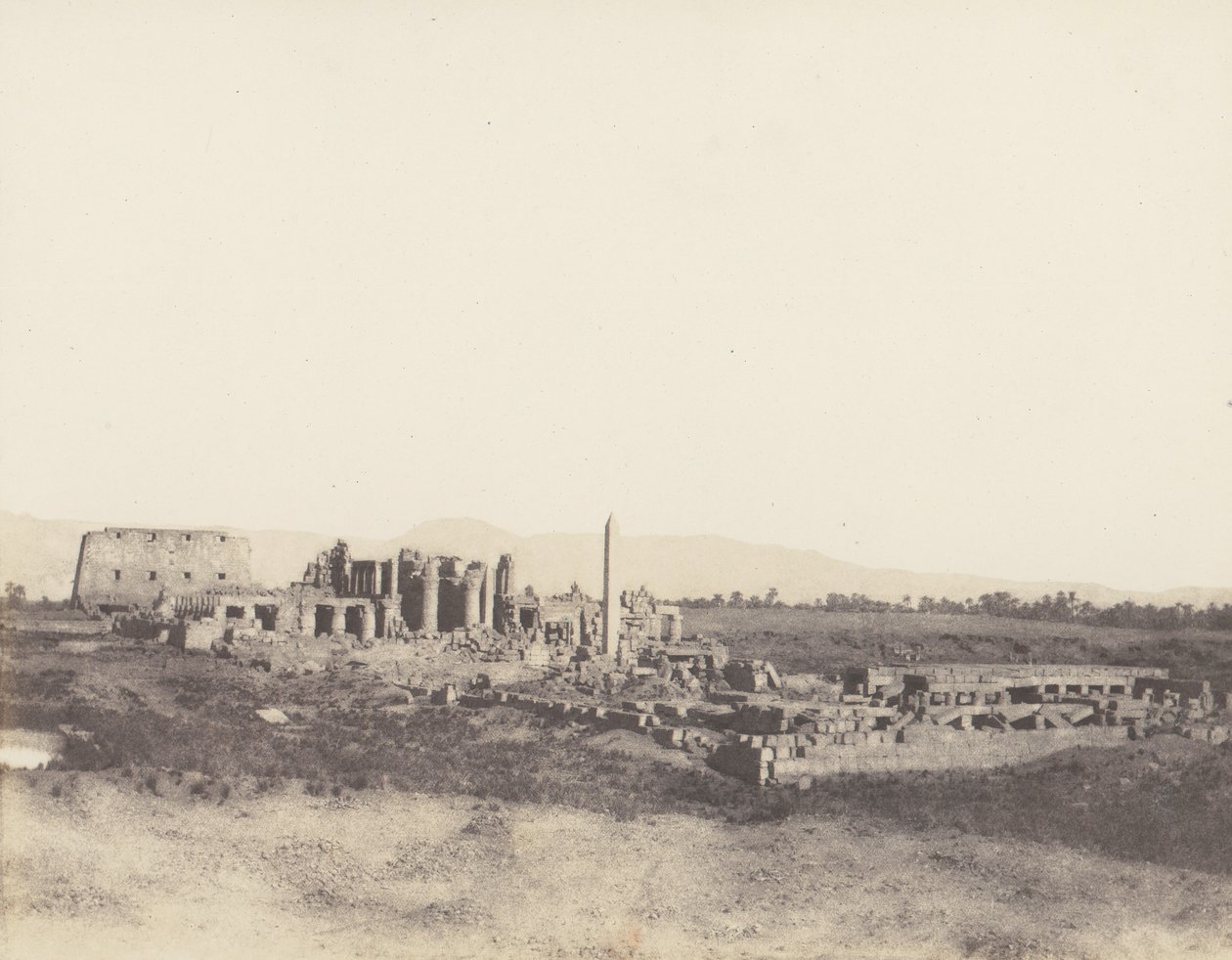 Karnak Theben, generell utsikt over ruinene tatt fra sørøst, i T, 1851-52, trykt 1853-54. av Félix Teynard